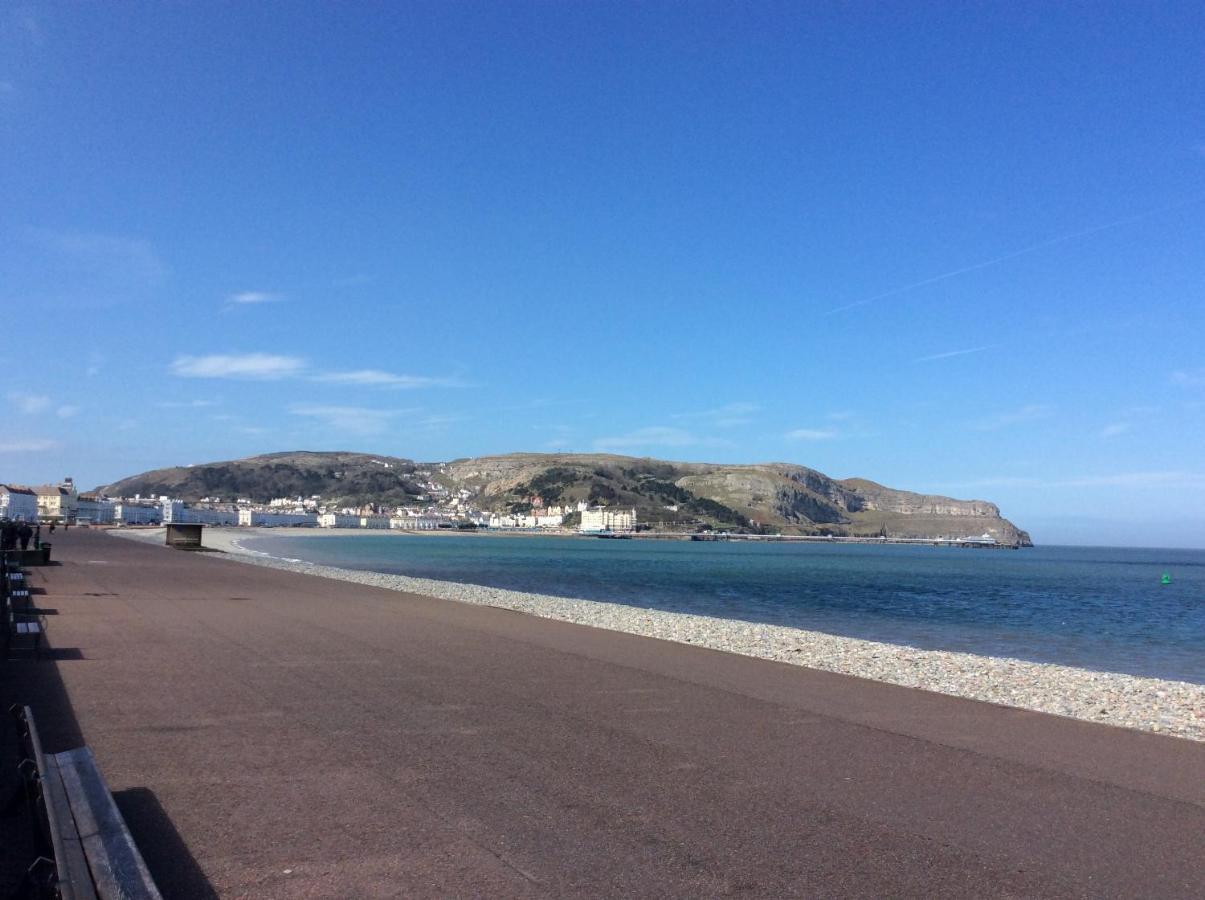 Frosty Towers Bed & Breakfast Llandudno Bagian luar foto