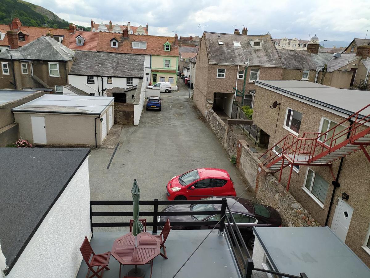 Frosty Towers Bed & Breakfast Llandudno Bagian luar foto