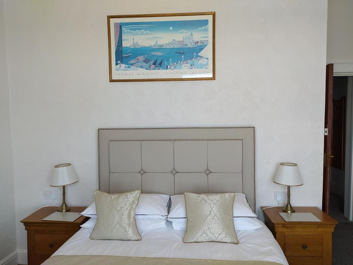 Frosty Towers Bed & Breakfast Llandudno Bagian luar foto