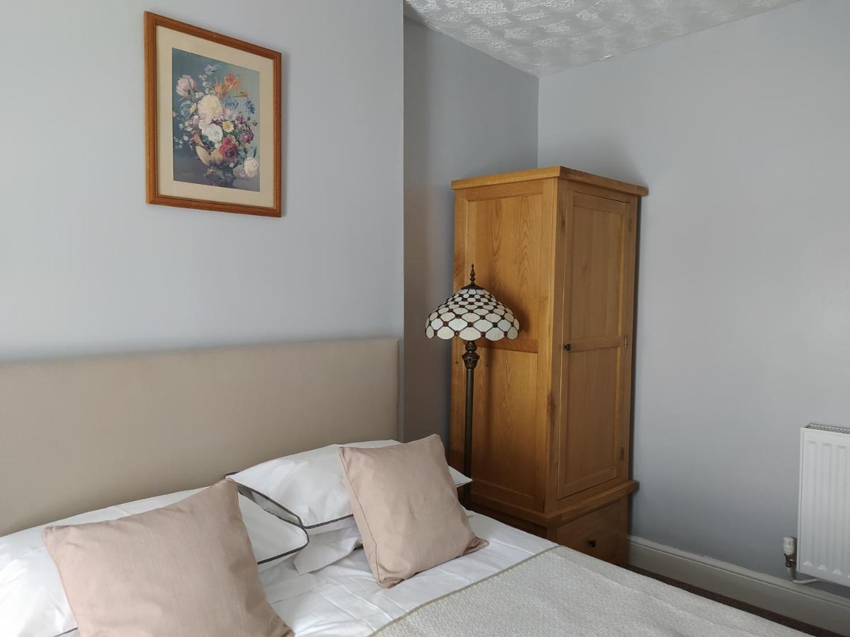 Frosty Towers Bed & Breakfast Llandudno Bagian luar foto